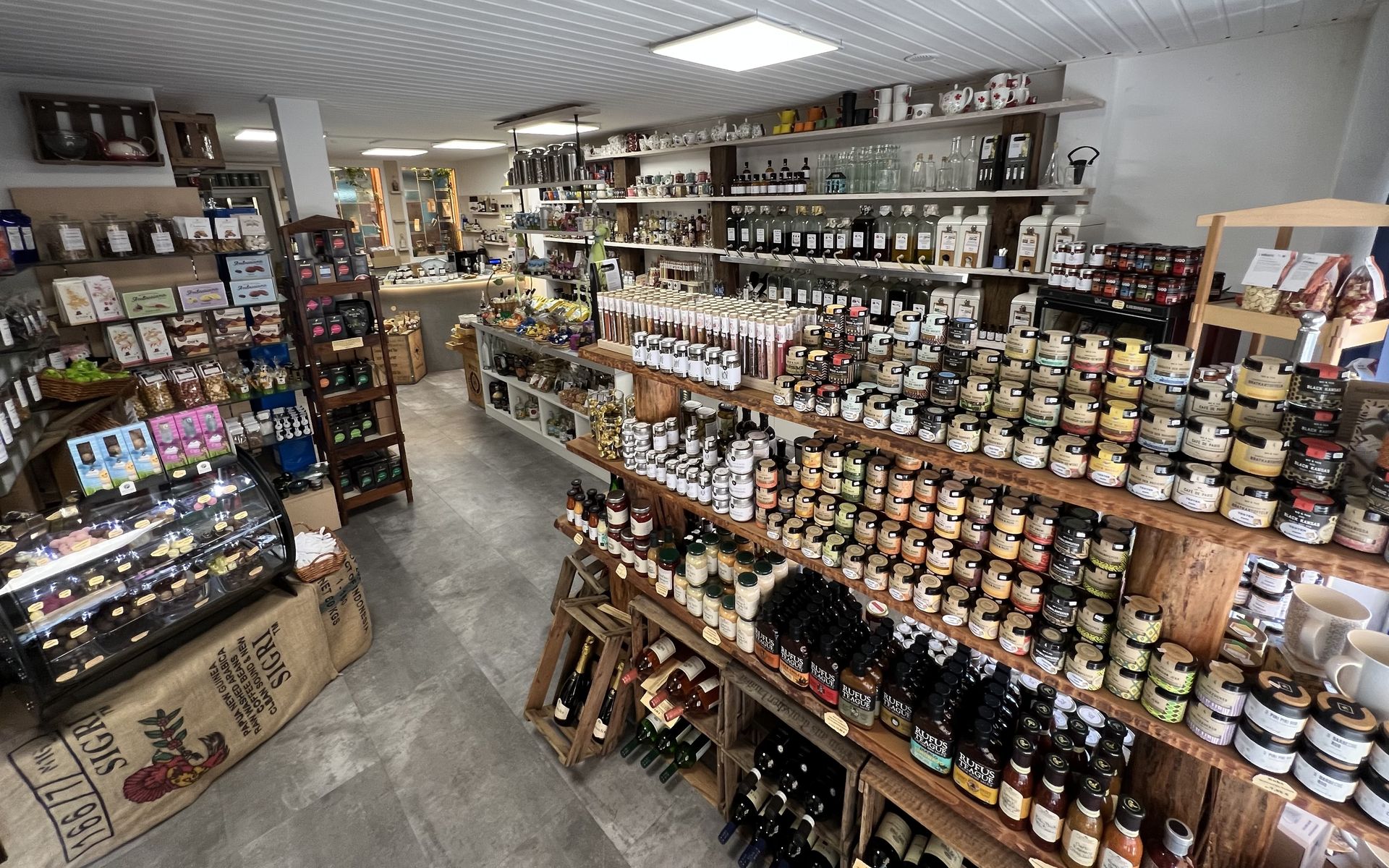 Übersicht über das gesamte Sortiment und den Verkaufsraum Feinkost Kaisen - Ladenübersicht aus der Vogelperspektive über das gesamte Sortiment und den Verkaufsraum