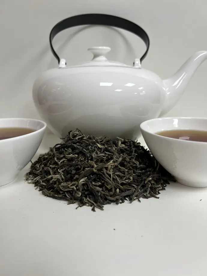 Feinkost Kaisen - Kanne Tee mit zwei Tassen gebrühtem Tee und losem grünen Tee