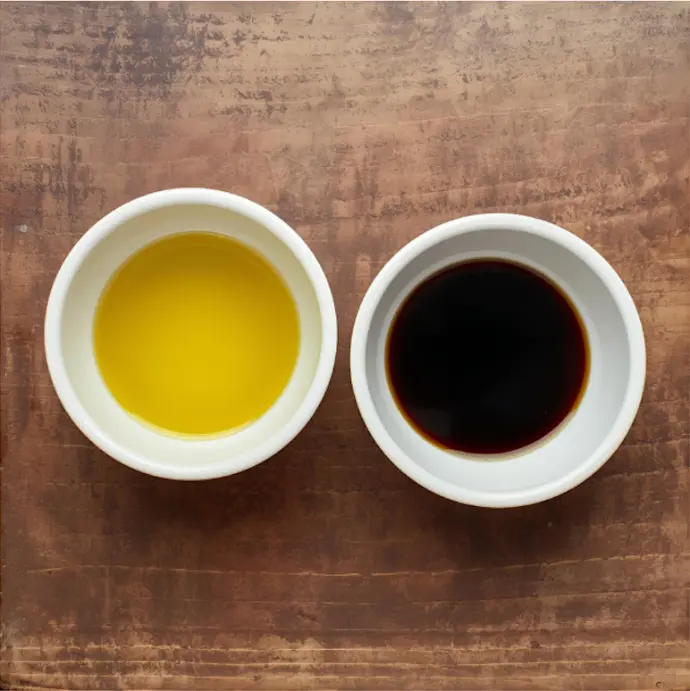 Feinkost Kaisen -  zwei weiße Schalen, eine mit Essig und eine mit Öl gefüllt